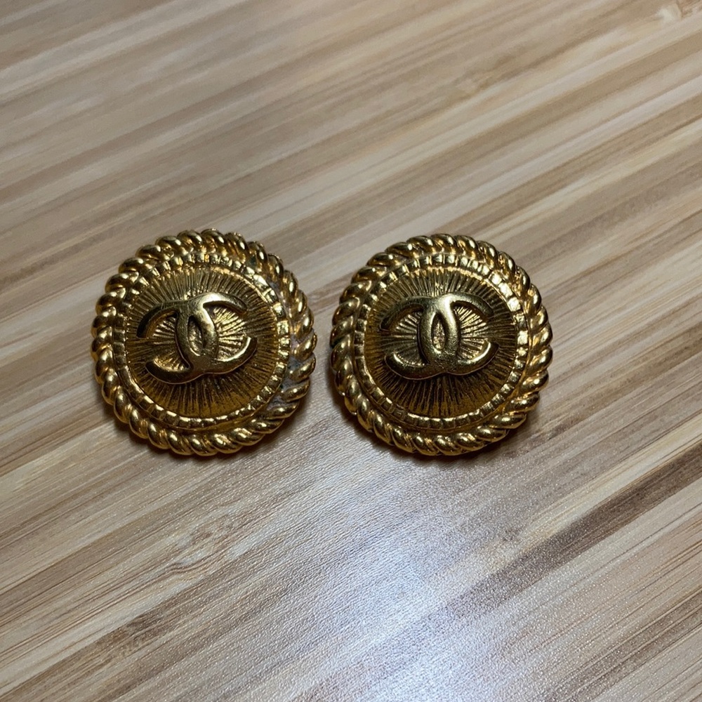 COPY - COPY - Vintage Chanel clip on earrings gold